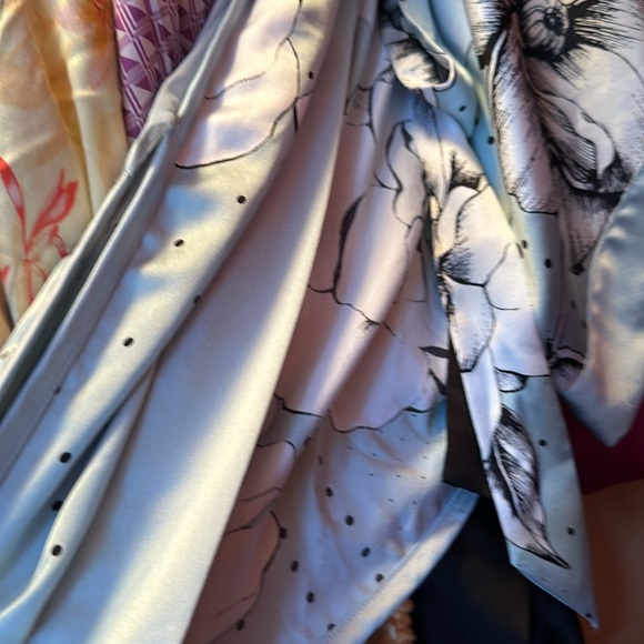 Victoria‘s Secret Floral Satin Kimono Robe NWT - Picture 3 of 3